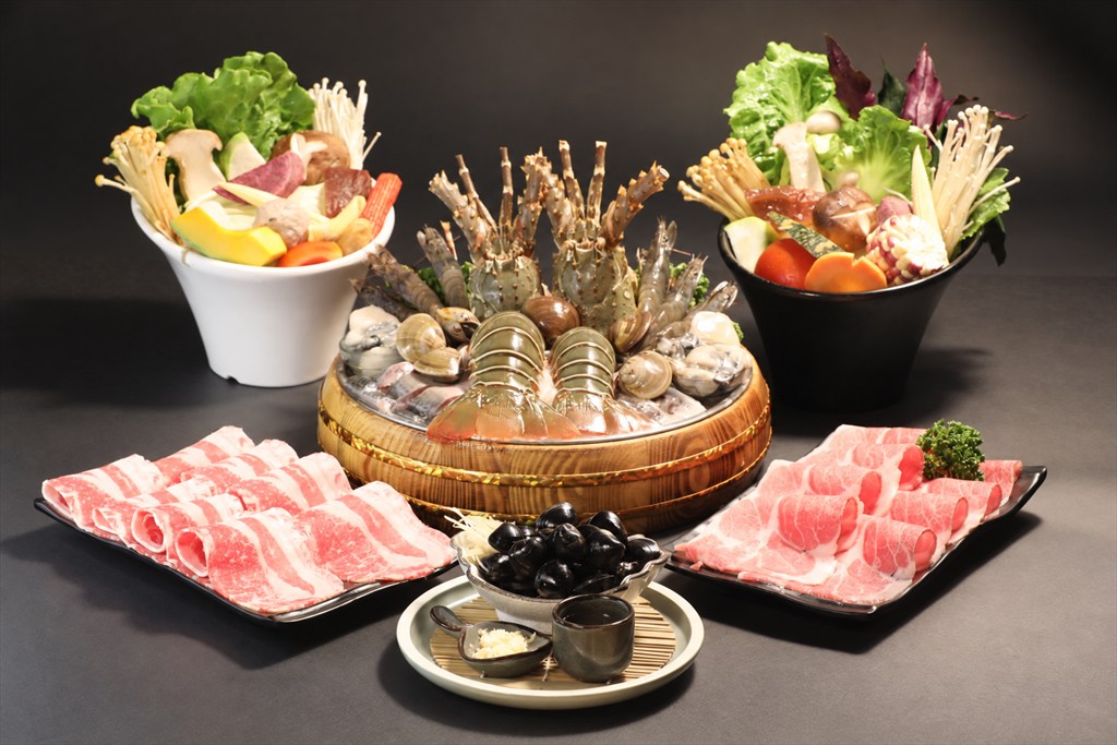 龍蝦、貝類、肉品與蔬菜的海陸拼盤