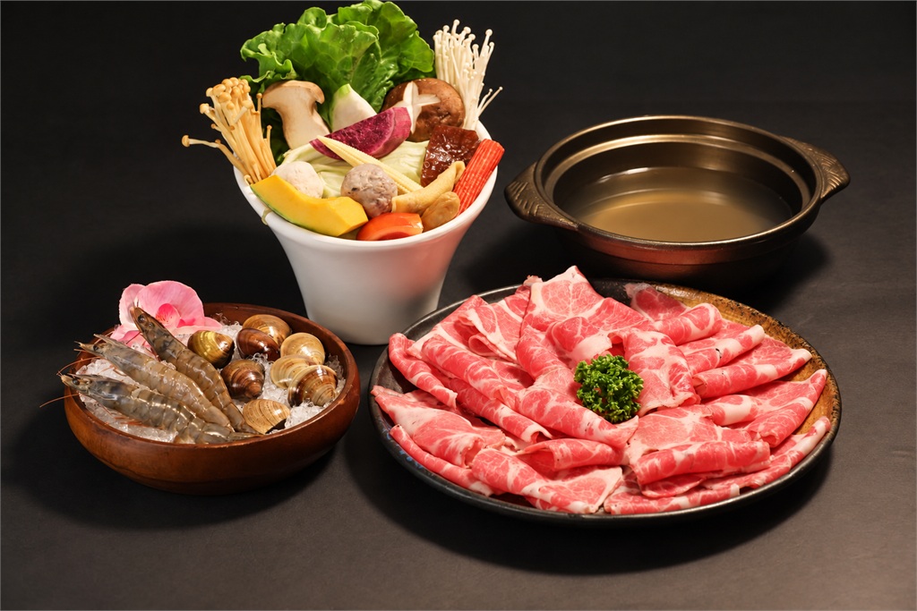 肉品、海鮮與蔬菜圍著一鍋湯